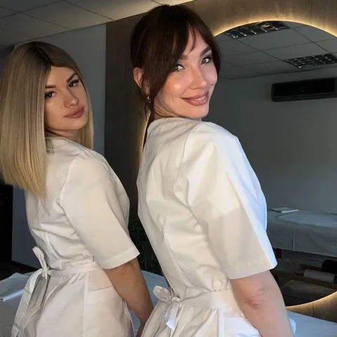 Майстрині студії у білих халатах